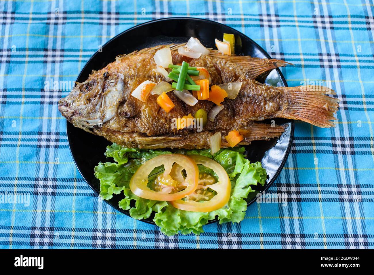 pesce fritto con salsa piccante Foto Stock