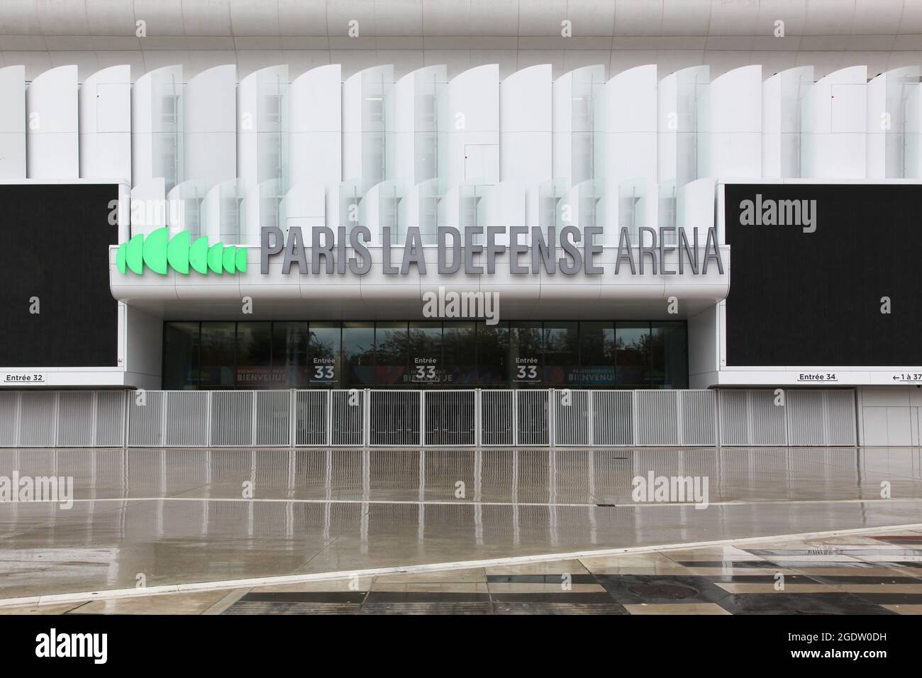 Nanterre, Francia - 11 novembre 2019: La Paris la Defense Arena, è un'arena situata a Nanterre, proprio dietro l'Arche de la Defense Foto Stock