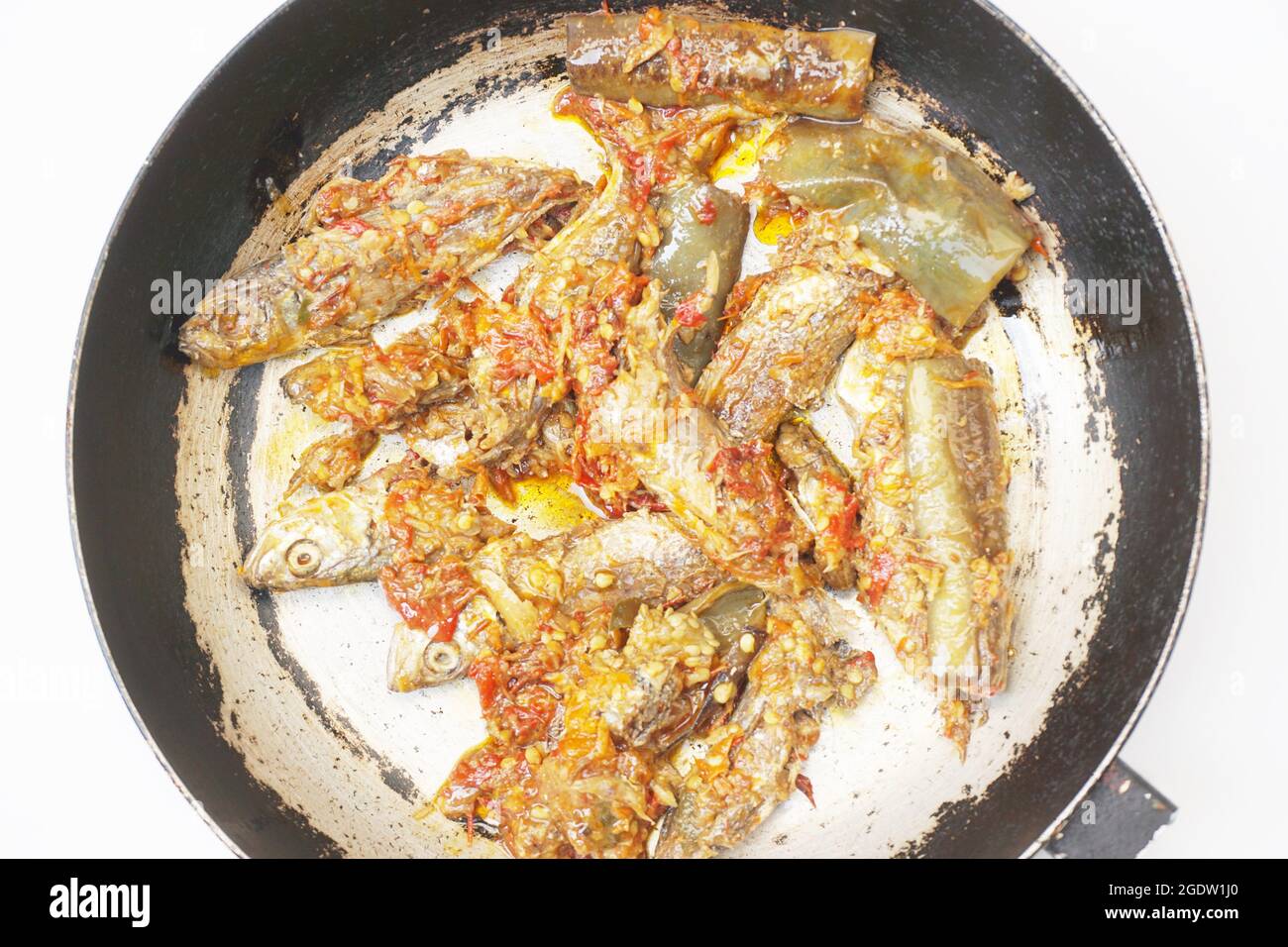 ikan pindang (sardine indonesiane) e terong balado (melanzane piccanti) sulla padella Foto Stock