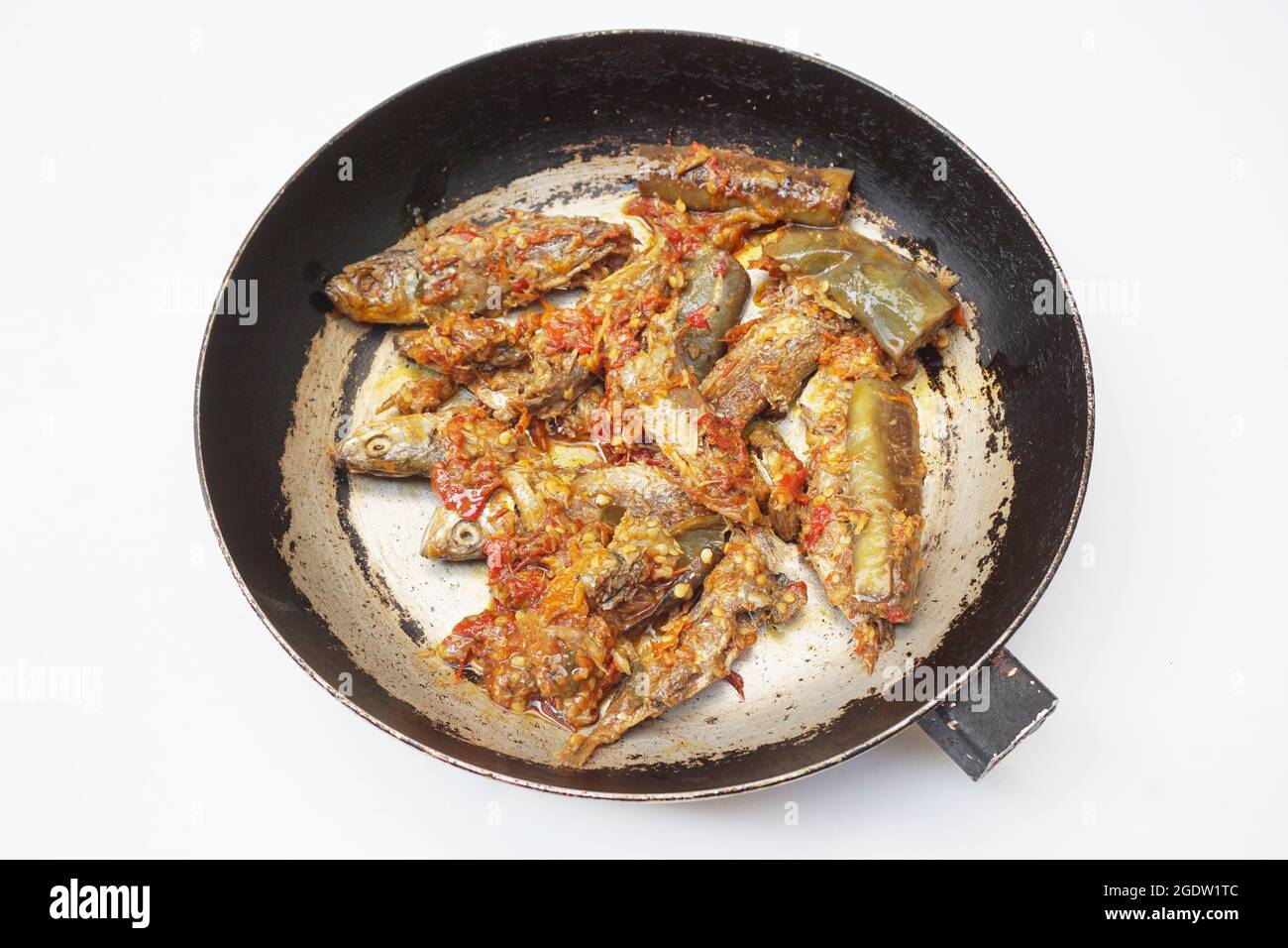 ikan pindang (sardine indonesiane) e terong balado (melanzane piccanti) sulla padella Foto Stock