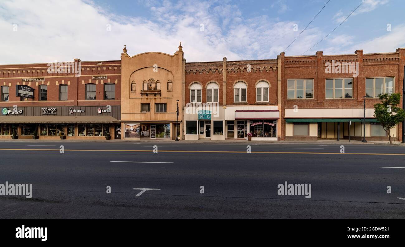 Negozi, alcuni con servizio navetta, su Main Street, Colfax, Washington state, Stati Uniti, che illustrano il declino urbano di una piccola città Foto Stock