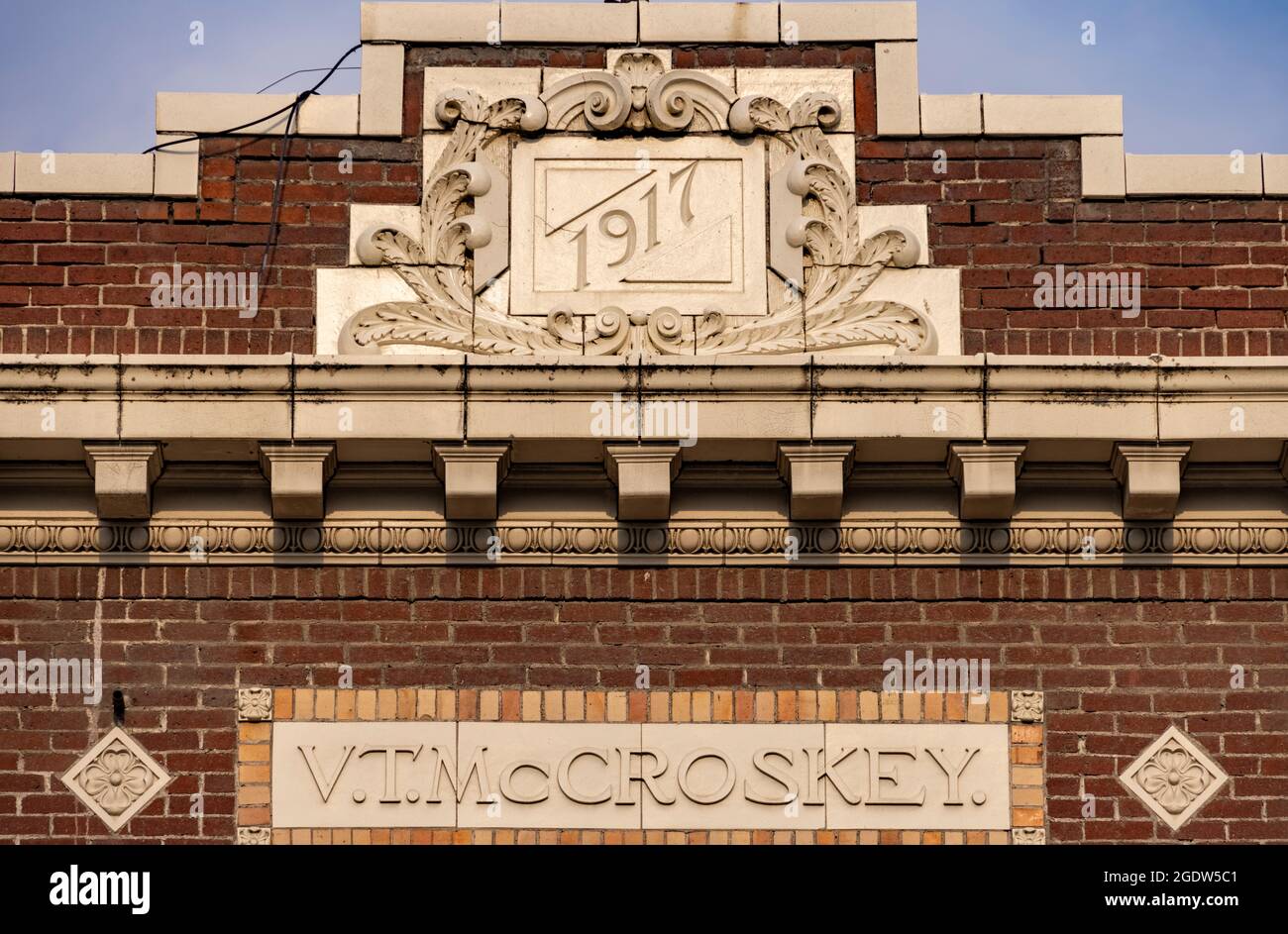 Dettaglio di piastrelle e mattoni dal 1917 sul negozio Elk Drug Building di VTM McCroskey, 116 N Main St, Colfax, Washington, USA Foto Stock