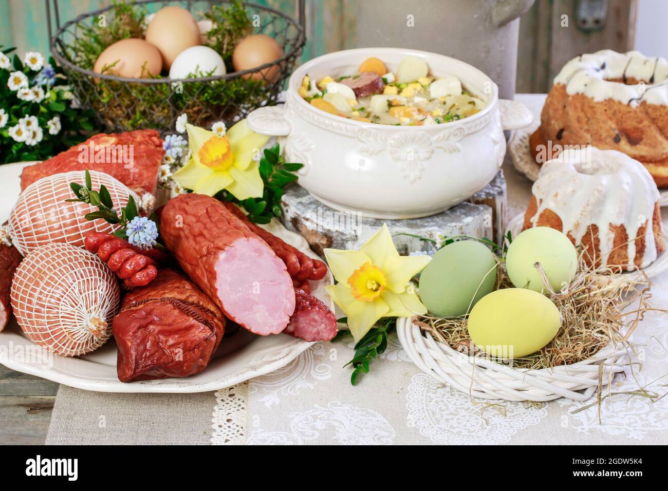 La zuppa di segale acida, i dolci pasquali e le sausage sul tavolo. Colazione festiva Foto Stock