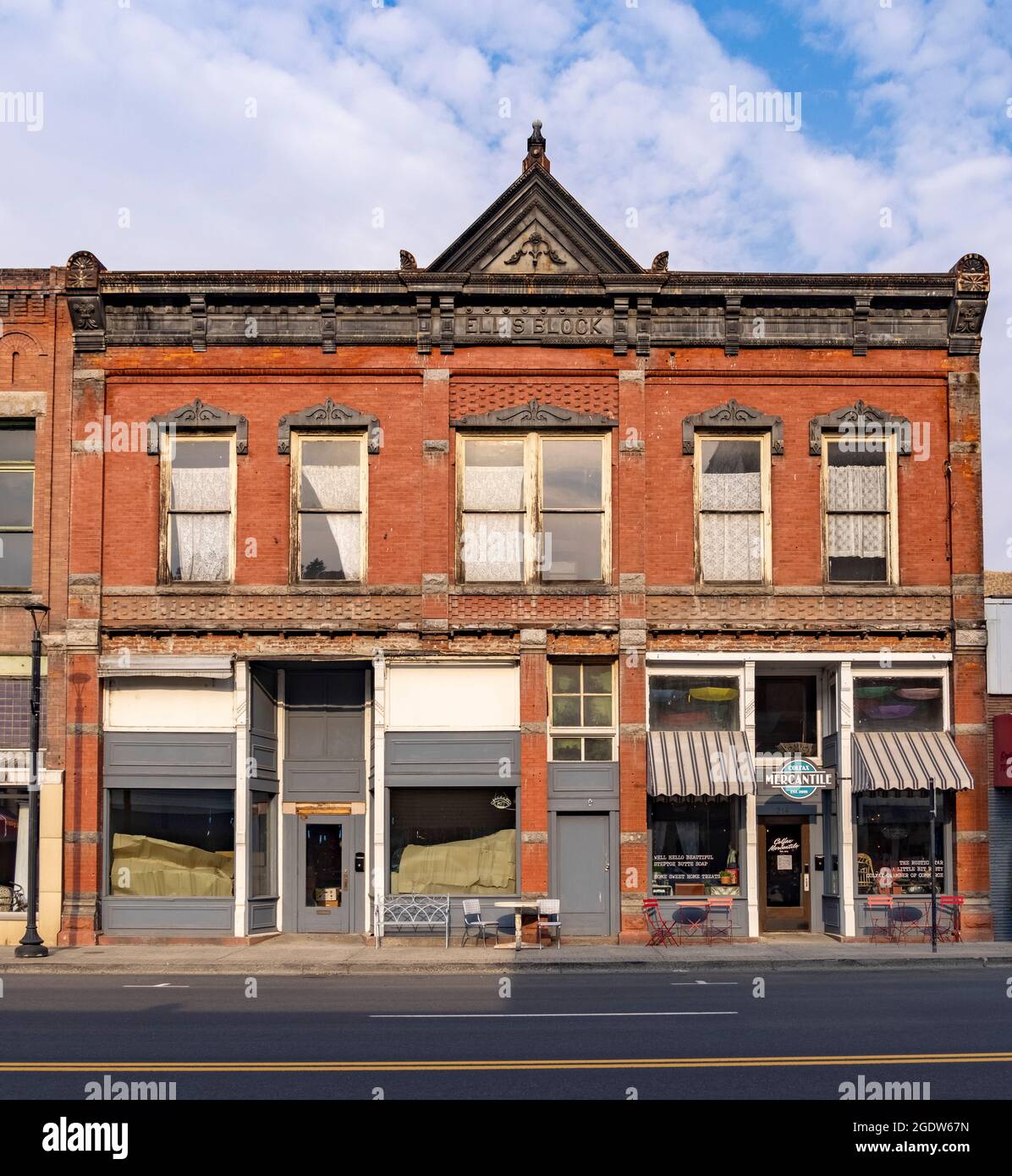 Negozi con chiusura sulla Main Street, Colfax, Washington state, USA, che illustrano il declino urbano di una piccola città Foto Stock