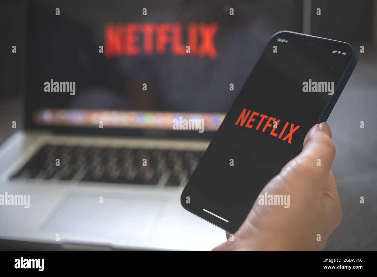 Kharkov, Ucraina - 12 agosto 2021: App Netflix. Donna che utilizza uno smartphone con un'applicazione di streaming. Logo del marchio Foto Stock