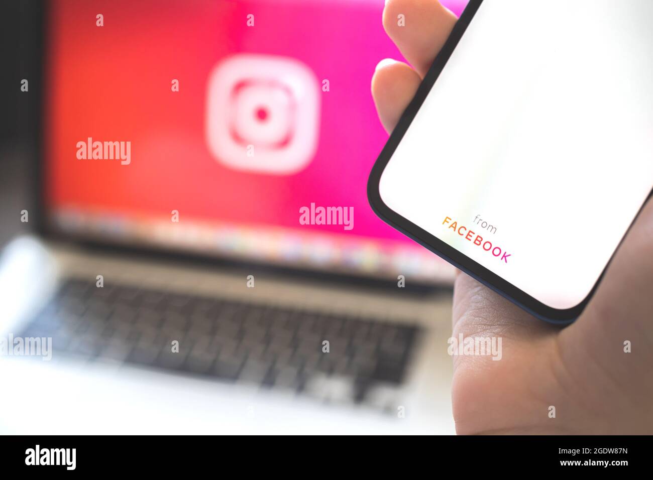 Kharkov, Ucraina - 12 agosto 2021: Instagram da facebook app. Donna che usa lo smartphone con l'applicazione instagram. Logo del marchio Foto Stock