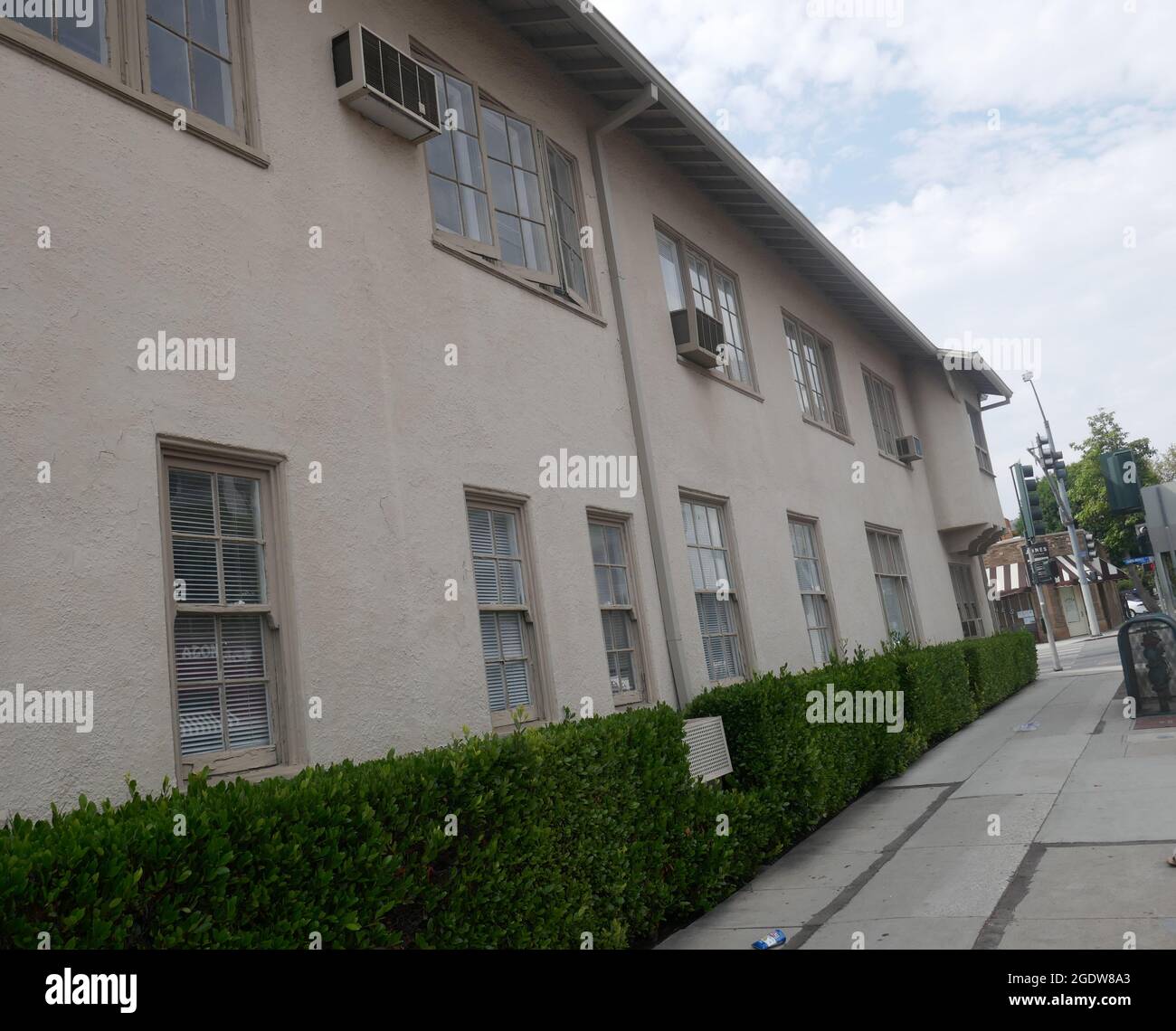 Los Angeles, California, USA 14 agosto 2021 UNA visione generale dell'atmosfera di Mary Pickford, Douglas Fairbanks e Samuel Goldwyn ex sede di produzione al 7200 Santa Monica Blvd il 14 agosto 2021 a Los Angeles, California, USA. La posizione è stata originariamente costruita da Re Vidor e sede di Educational Pictures che lavorarono con Buster Keaton, Shirley Temple, Harry Langdon e Bing Crosby. Foto di Barry King/Alamy Stock foto Foto Stock