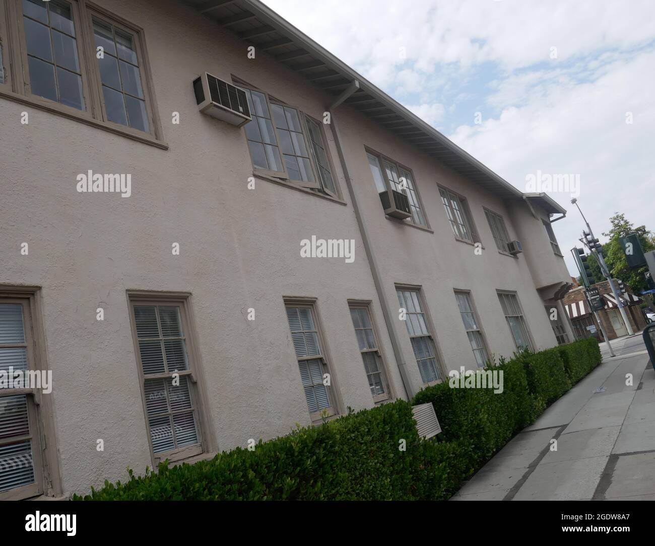 Los Angeles, California, USA 14 agosto 2021 UNA visione generale dell'atmosfera di Mary Pickford, Douglas Fairbanks e Samuel Goldwyn ex sede di produzione al 7200 Santa Monica Blvd il 14 agosto 2021 a Los Angeles, California, USA. La posizione è stata originariamente costruita da Re Vidor e sede di Educational Pictures che lavorarono con Buster Keaton, Shirley Temple, Harry Langdon e Bing Crosby. Foto di Barry King/Alamy Stock foto Foto Stock