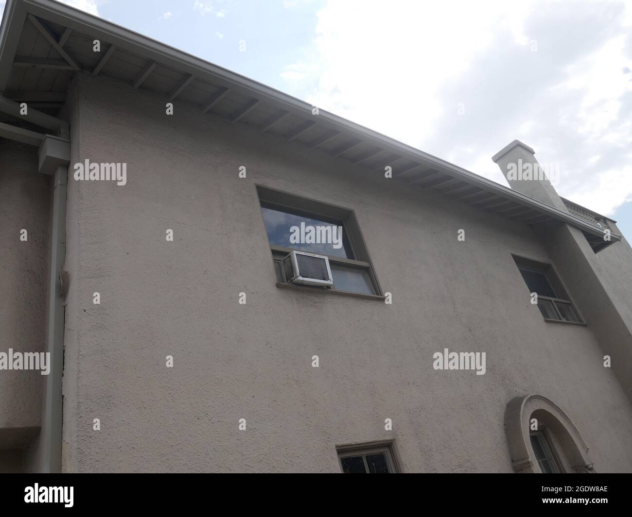 Los Angeles, California, USA 14 agosto 2021 UNA visione generale dell'atmosfera di Mary Pickford, Douglas Fairbanks e Samuel Goldwyn ex sede di produzione al 7200 Santa Monica Blvd il 14 agosto 2021 a Los Angeles, California, USA. La posizione è stata originariamente costruita da Re Vidor e sede di Educational Pictures che lavorarono con Buster Keaton, Shirley Temple, Harry Langdon e Bing Crosby. Foto di Barry King/Alamy Stock foto Foto Stock