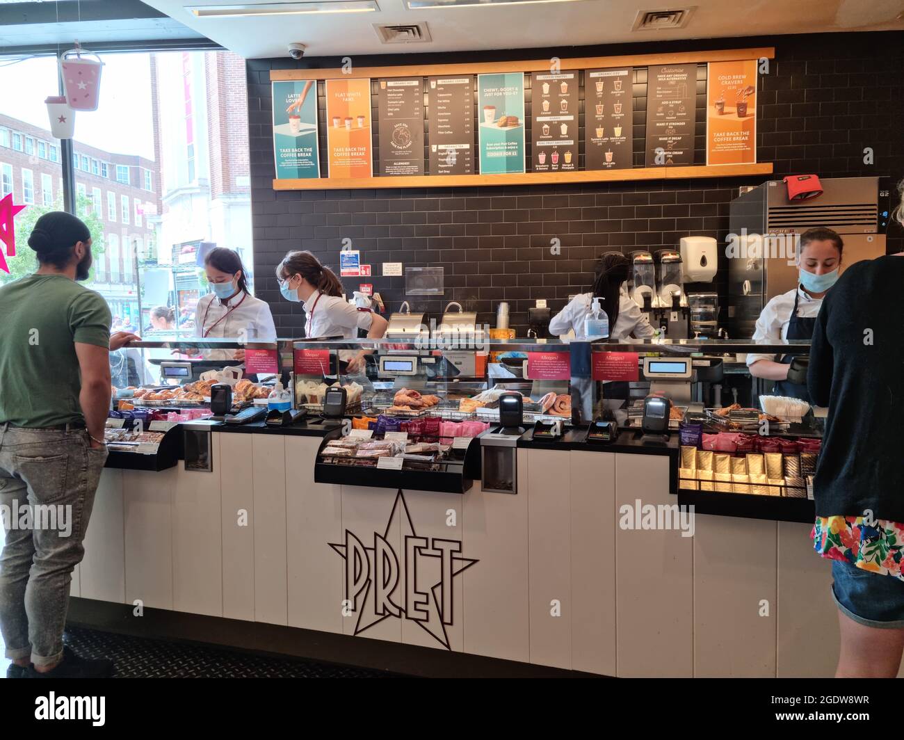 Exeter, UK - Agosto 2021: I lavoratori indossano una maschera presso una filiale di Pret A Manger a Exeter, a causa della pandemia del virus Corona Foto Stock