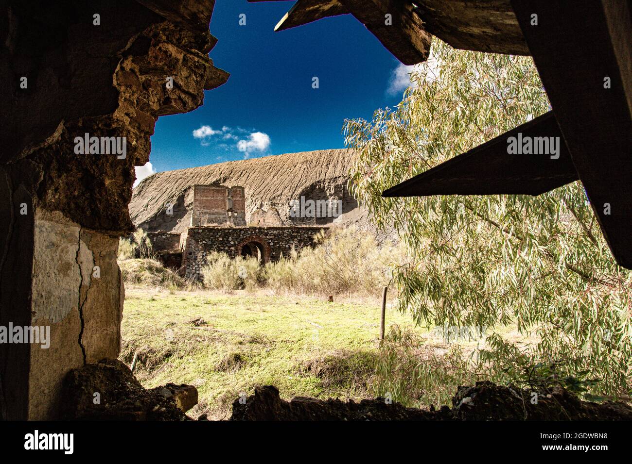 Villaggio ed edifici di magazzini di lavorazione in un'operazione di estrazione del carbone precedente Foto Stock