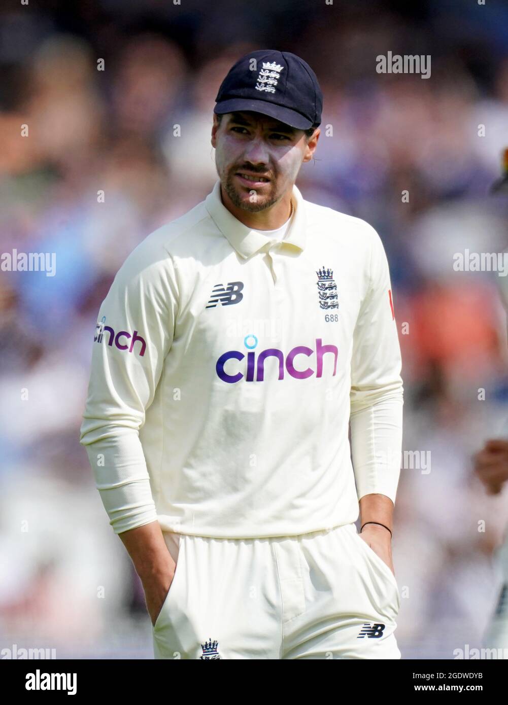 Il britannico Rory Burns guarda avanti durante il quarto giorno della seconda partita di test a Lord's, Londra. Data immagine: Domenica 15 agosto 2021. Foto Stock