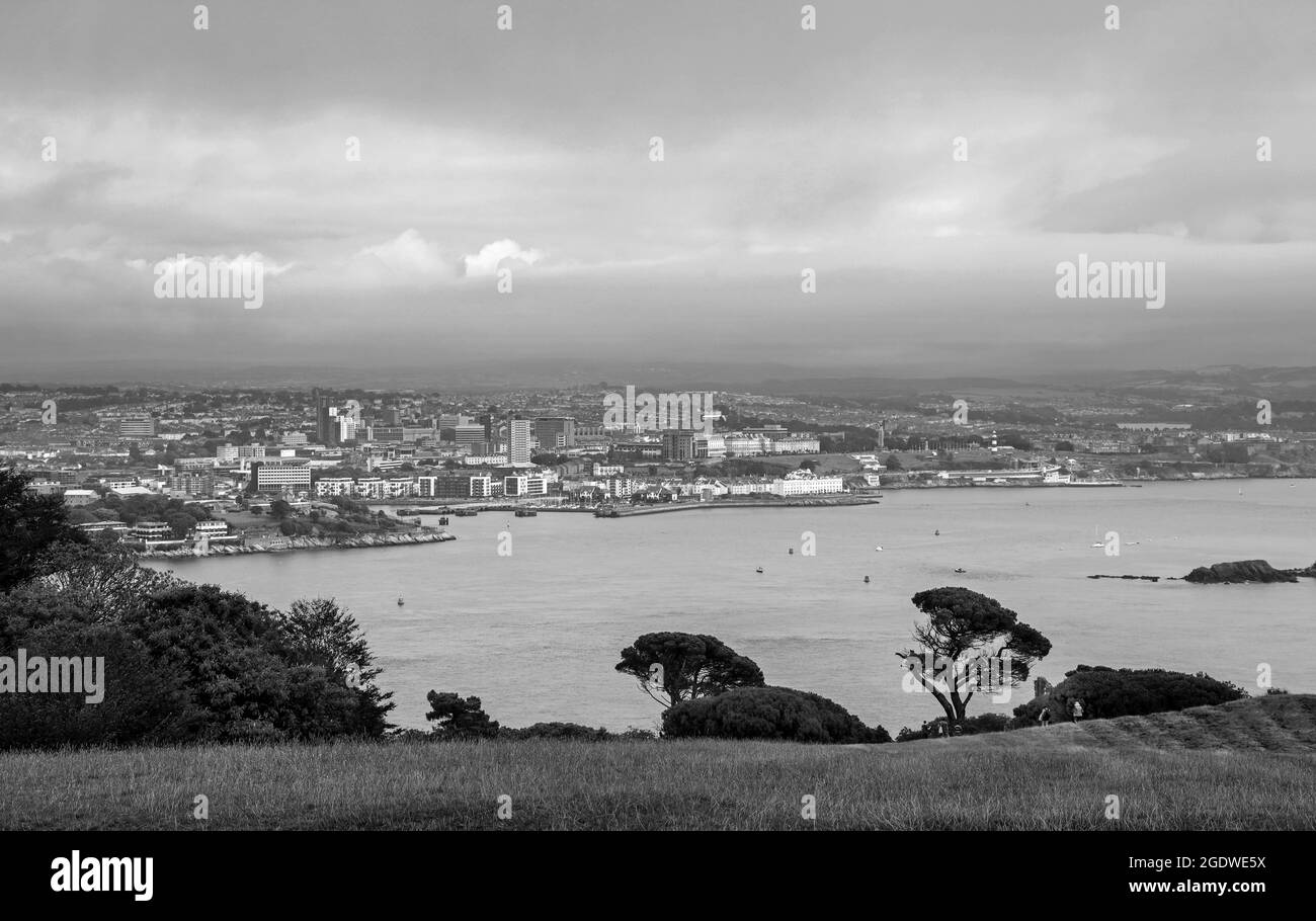 Vista monocromatica di Plymouth Sound, lungomare e città da Deer Park in alto sopra Mount Edgcumbe Park in Cornovaglia, ripresa in agosto Foto Stock