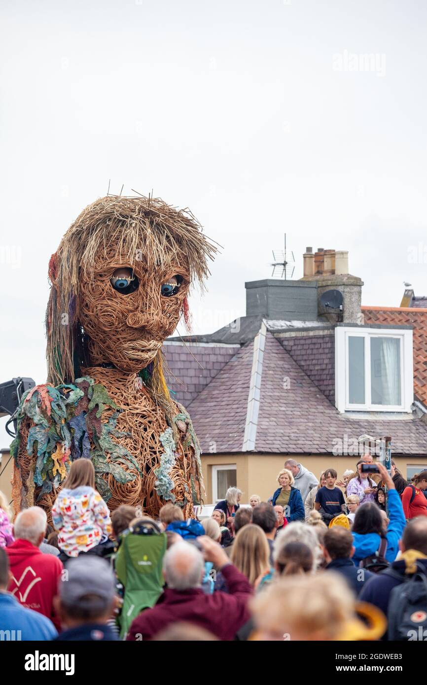 North Berwick, East Lothian, Regno Unito. 15 agosto 2021. Torreggiante a 10 m di altezza Storm a piedi per la prima volta al Fringe dal mare festivo in Nord Berwick credito: Richard Newton/Alamy Live News Foto Stock