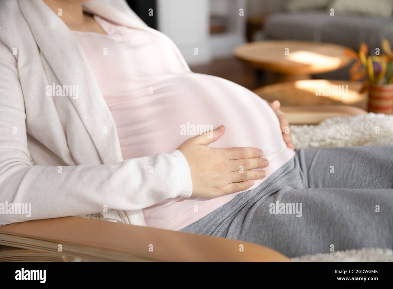 Primo piano di giovane donna incinta grande 9 mesi di urto Foto Stock