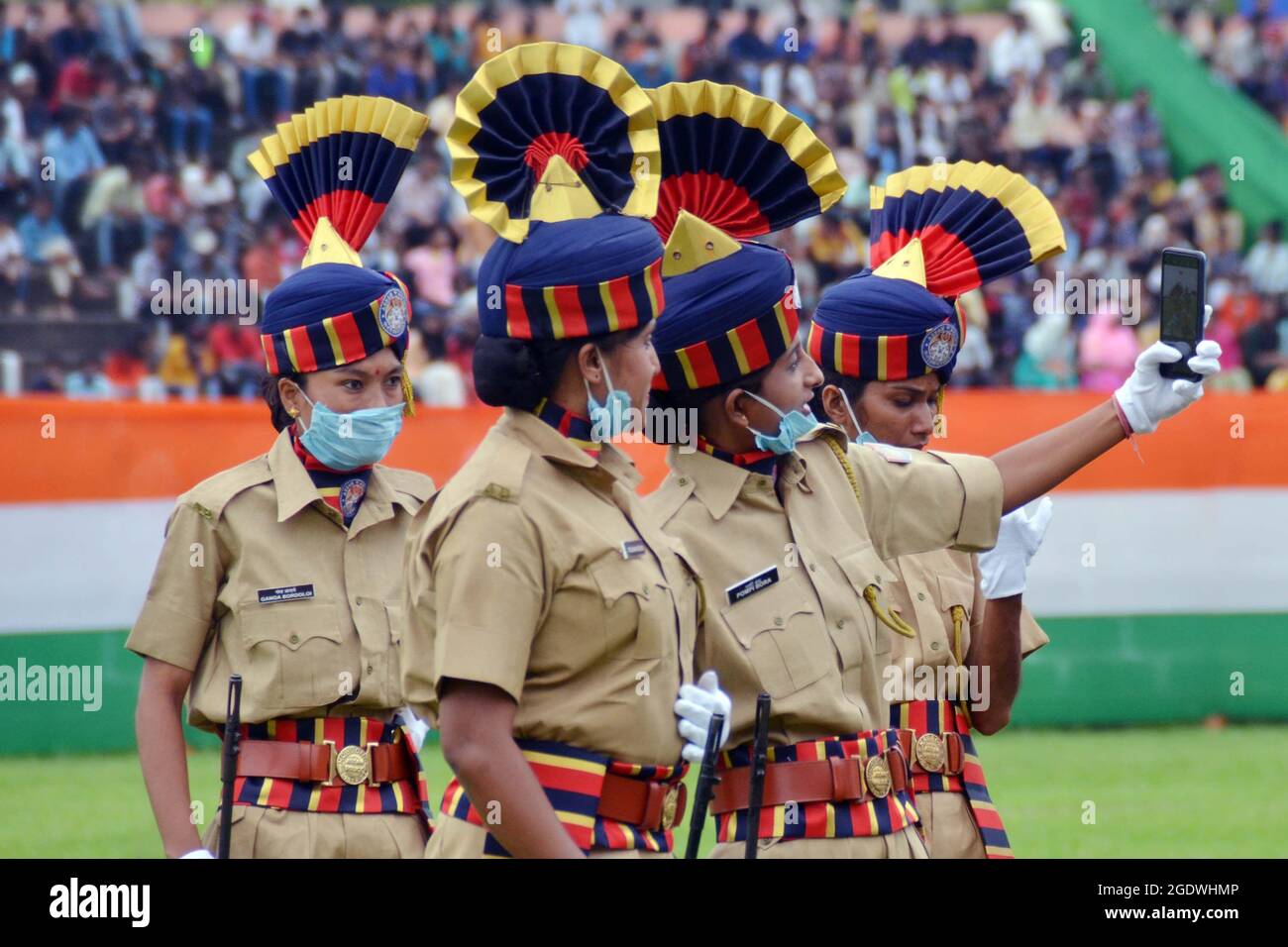 Nagaon, Assam, India. 15 agosto 2021. Donne la polizia parata contigents occupato a prendere selfie prima dell'arrivo del capo ospite durante la celebrazione del 75 ° giorno di Indipendenza a Nagaon, Assam, India./ Credit: DIGANTA TALUKDAR/Alamy Live News Foto Stock