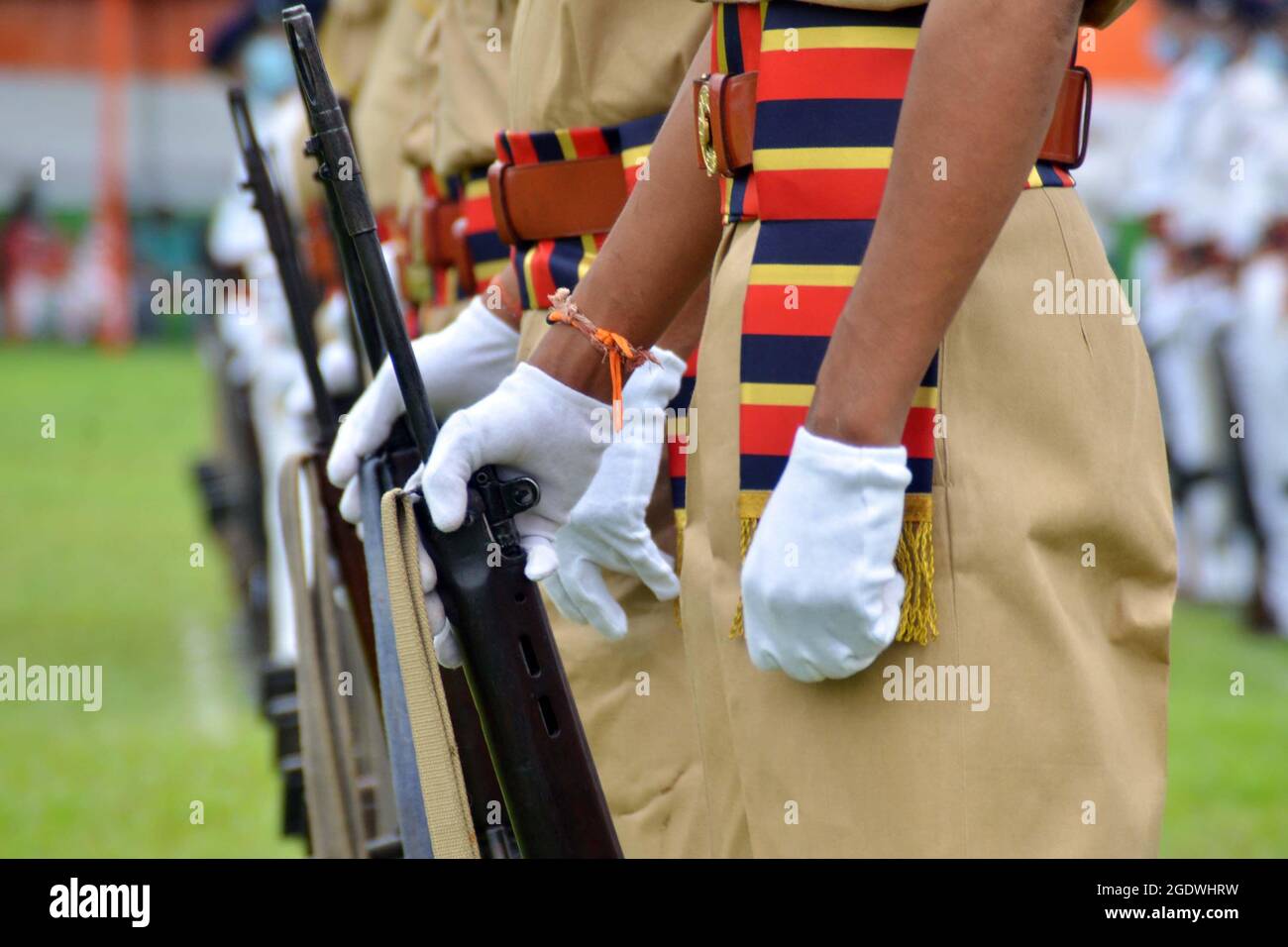 Nagaon, Assam, India. 15 agosto 2021. La polizia di Assam ha sfilato i ribelli che detengono armi per partecipare alla marcia passata durante la celebrazione del 75° giorno dell'Indipendenza a Nagaon, Assam, India./ Credit: DIGANTA TALUKDAR/Alamy Live News Foto Stock
