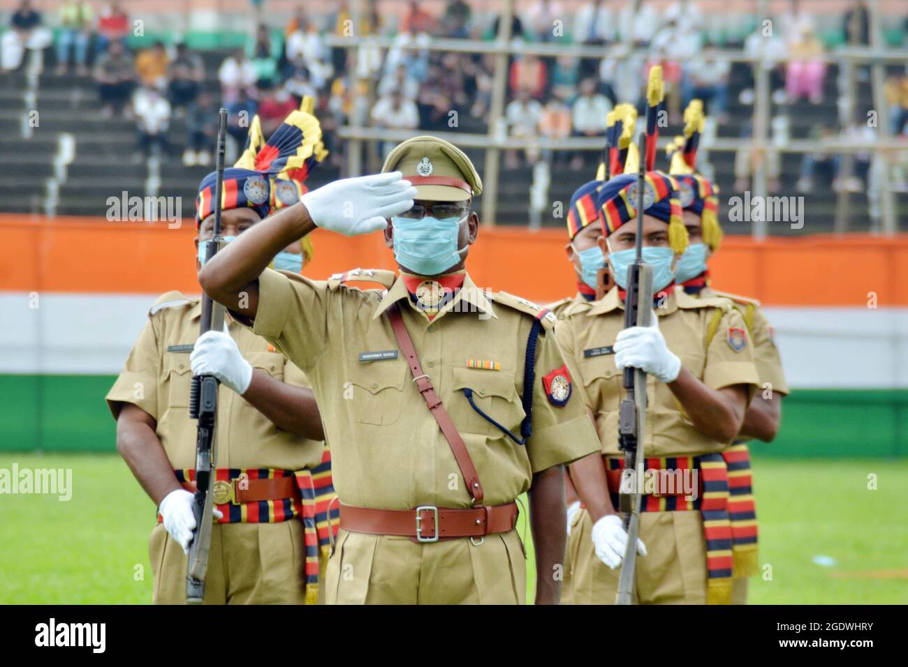 Nagaon, Assam, India. 15 agosto 2021. Assam polizia parata i contiweing maschera salutano la bandiera nazionale durante la celebrazione del 75 ° giorno di Indipendenza a Nagaon, Assam, India./ Credit: DIGANTA TALUKDAR/Alamy Live News Foto Stock