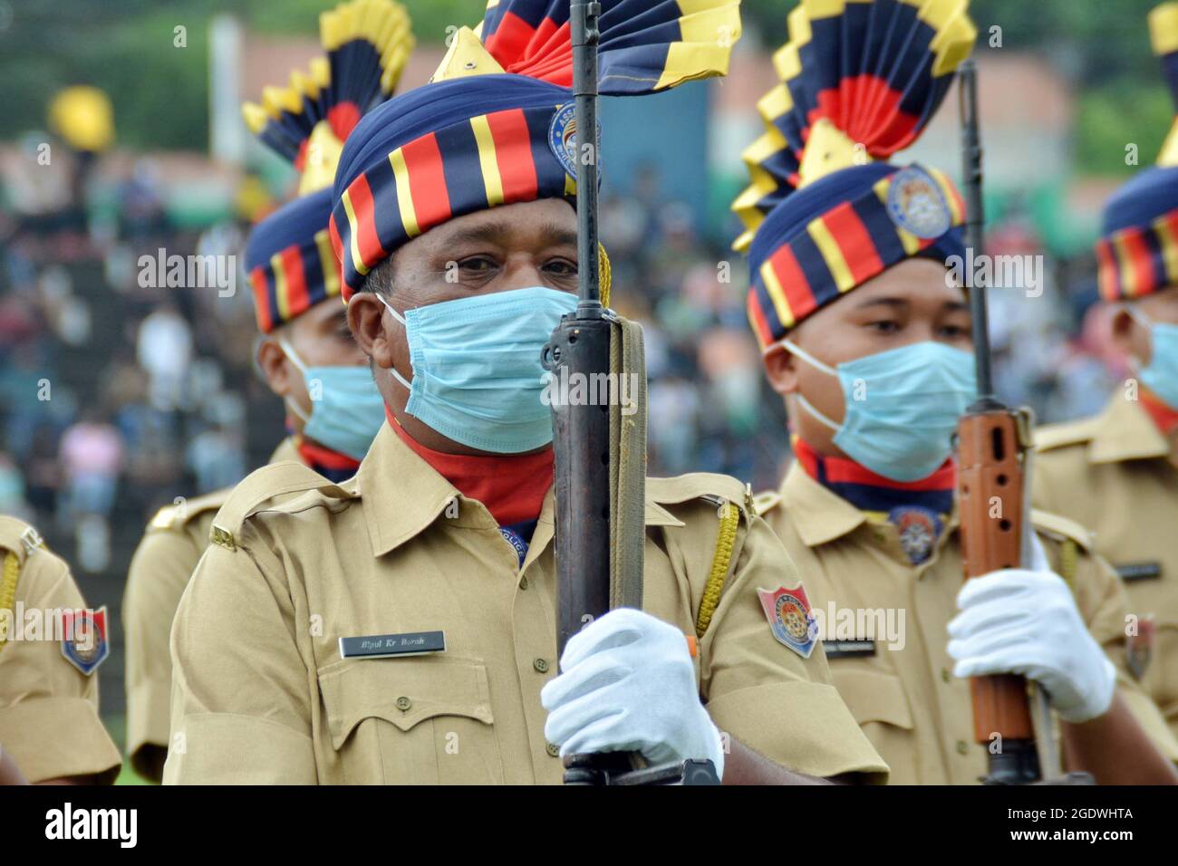 Nagaon, Assam, India. 15 agosto 2021. Parata contigenti della polizia di Assam indossare maschera a causa della pandemia covida partecipa alla marcia passata durante la celebrazione del 75 ° giorno di Indipendenza a Nagaon, Assam, India./ Credit: DIGANTA TALUKDAR/Alamy Live News Foto Stock