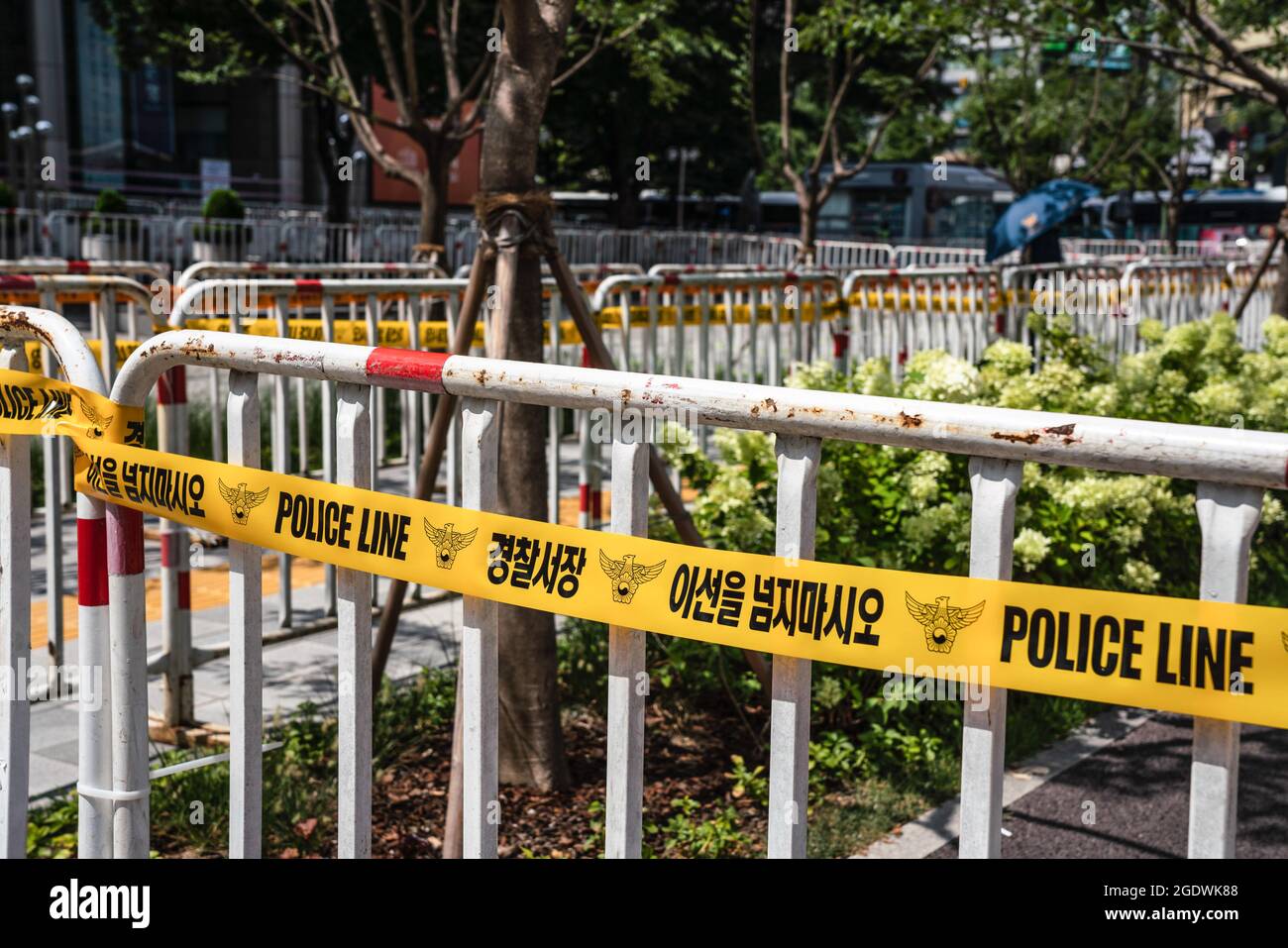 Seoul, Corea del Sud. 15 agosto 2021. Gli agenti di polizia installano recinzioni a Seul. La polizia sudcoreana allestisce le mura degli autobus e i punti di controllo per bloccare i manifestanti a Seul. La Corea del Sud ha vietato le proteste prima della Giornata Nazionale di Liberazione, in previsione della ripresa dell’epidemia di coronavirus causata da un raduno anti-governo lo scorso agosto. Credit: SOPA Images Limited/Alamy Live News Foto Stock
