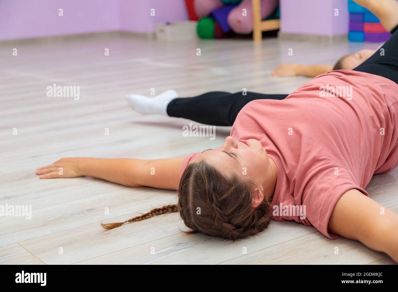 L'istruttore di danza della ragazza mostra gli elementi del numero ad un'altra ragazza. Allenamento di danza. Foto Stock