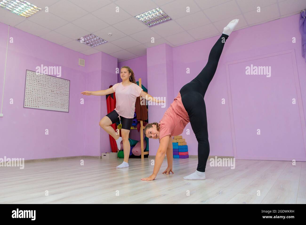 L'istruttore di danza della ragazza mostra gli elementi del numero ad un'altra ragazza. Allenamento di danza. Foto Stock