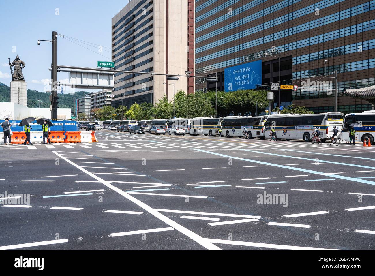 Seoul, Corea del Sud. 15 agosto 2021. Le mura degli autobus sono state allestite da agenti di polizia a Seul. La polizia sudcoreana allestisce le mura degli autobus e i punti di controllo per bloccare i manifestanti a Seul. La Corea del Sud ha vietato le proteste prima della Giornata Nazionale di Liberazione, in previsione della ripresa dell’epidemia di coronavirus causata da un raduno anti-governo lo scorso agosto. (Foto di Simon Shin/SOPA Images/Sipa USA) Credit: Sipa USA/Alamy Live News Foto Stock