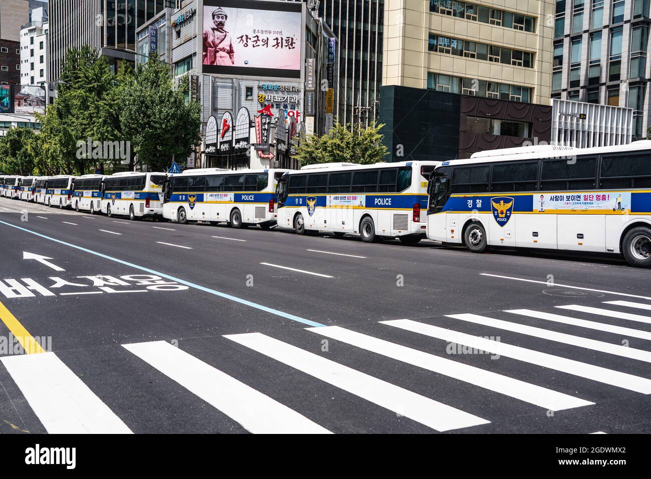 Seoul, Corea del Sud. 15 agosto 2021. Le mura degli autobus sono state allestite da agenti di polizia a Seul. La polizia sudcoreana allestisce le mura degli autobus e i punti di controllo per bloccare i manifestanti a Seul. La Corea del Sud ha vietato le proteste prima della Giornata Nazionale di Liberazione, in previsione della ripresa dell’epidemia di coronavirus causata da un raduno anti-governo lo scorso agosto. (Foto di Simon Shin/SOPA Images/Sipa USA) Credit: Sipa USA/Alamy Live News Foto Stock