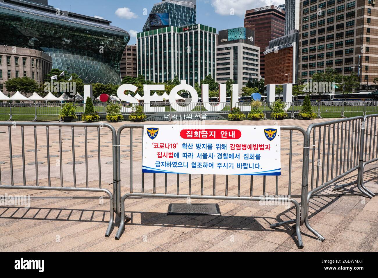 Seoul, Corea del Sud. 15 agosto 2021. Seoul Plaza è stato chiuso dalla polizia. La polizia sudcoreana allestisce le mura degli autobus e i punti di controllo per bloccare i manifestanti a Seul. La Corea del Sud ha vietato le proteste prima della Giornata Nazionale di Liberazione, in previsione della ripresa dell’epidemia di coronavirus causata da un raduno anti-governo lo scorso agosto. (Foto di Simon Shin/SOPA Images/Sipa USA) Credit: Sipa USA/Alamy Live News Foto Stock