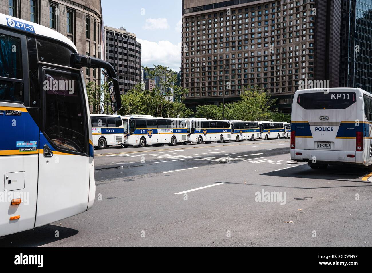 Seoul, Corea del Sud. 15 agosto 2021. Le mura degli autobus sono state allestite dalla polizia a Seul. La polizia sudcoreana allestisce le mura degli autobus e i punti di controllo per bloccare i manifestanti a Seul. La Corea del Sud ha vietato le proteste prima della Giornata Nazionale di Liberazione, in previsione della ripresa dell’epidemia di coronavirus causata da un raduno anti-governo lo scorso agosto. (Foto di Simon Shin/SOPA Images/Sipa USA) Credit: Sipa USA/Alamy Live News Foto Stock