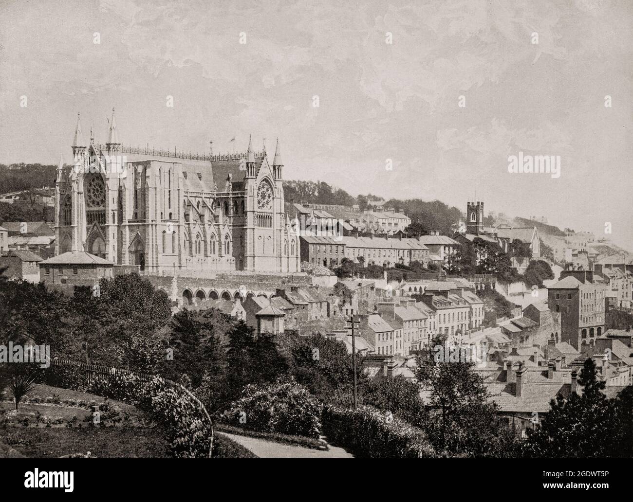 Una vista del tardo 19 ° secolo della Chiesa Cattedrale di San Colman, aka Cobh Cattedrale, una cattedrale cattolica romana che domina il porto di Cork a Cobh, contea di Cork, Irlanda. La costruzione iniziò nel 1868 e la fotografia illustrò l'edificio prima che fosse eretto il campanile esistente. Progettato dagli architetti Edward Welby Pugin e George Ashlin non fu completato fino a oltre mezzo secolo più tardi a causa degli aumenti dei costi e delle revisioni dei piani originali. Foto Stock