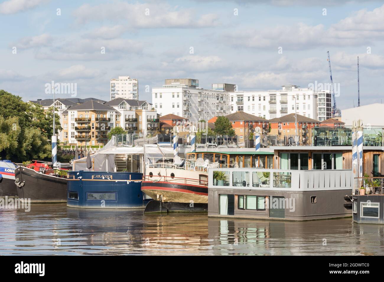 Chiusura di case galleggianti sul Tamigi a Prospect Quay, Riverside Quarter, Wandsworth, Londra, SW18, Inghilterra, Regno Unito Foto Stock