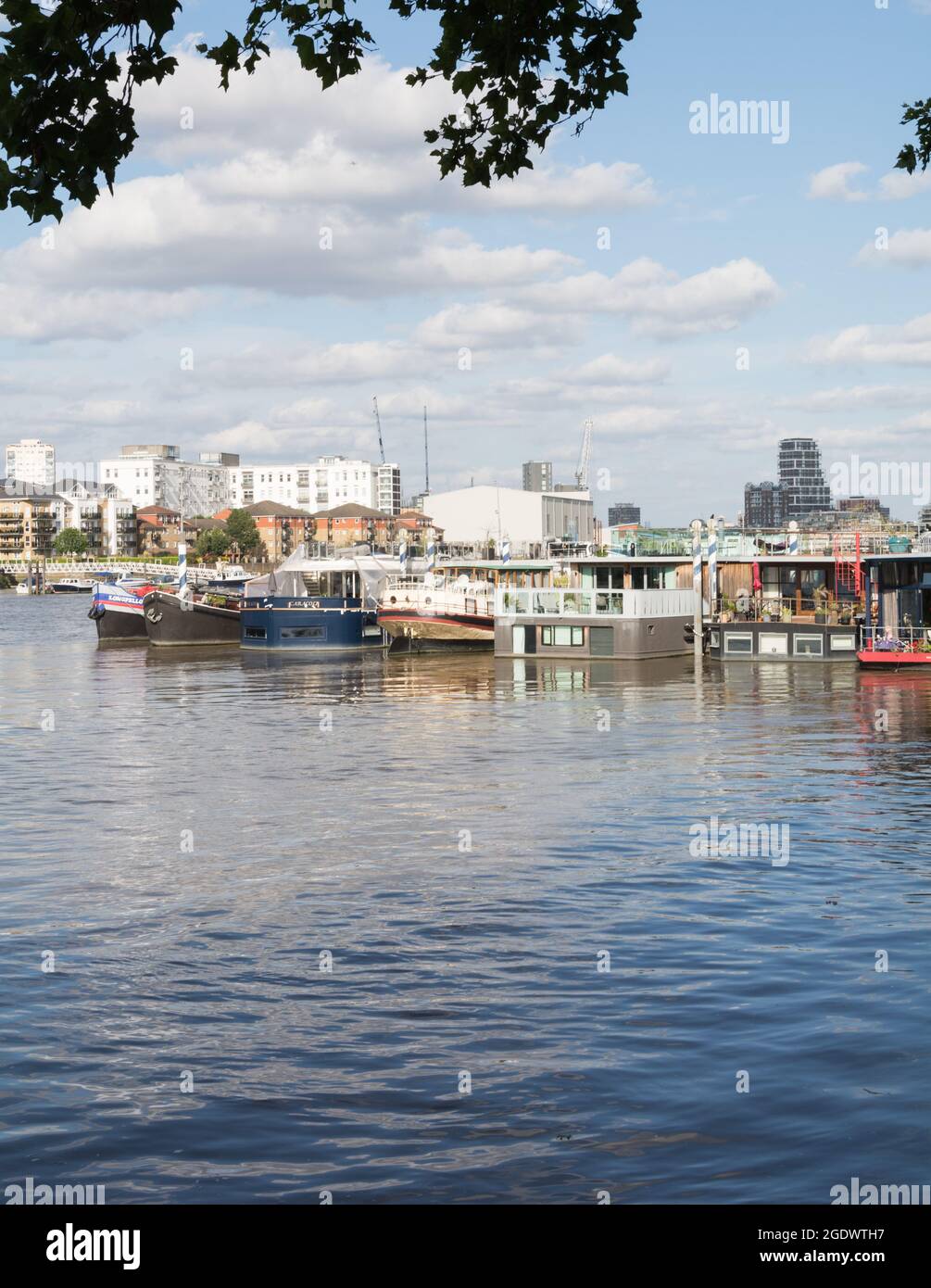 Eleganti case galleggianti sul Tamigi a Prospect Quay, Riverside Quarter, Wandsworth, Londra, SW18, Inghilterra, Regno Unito Foto Stock