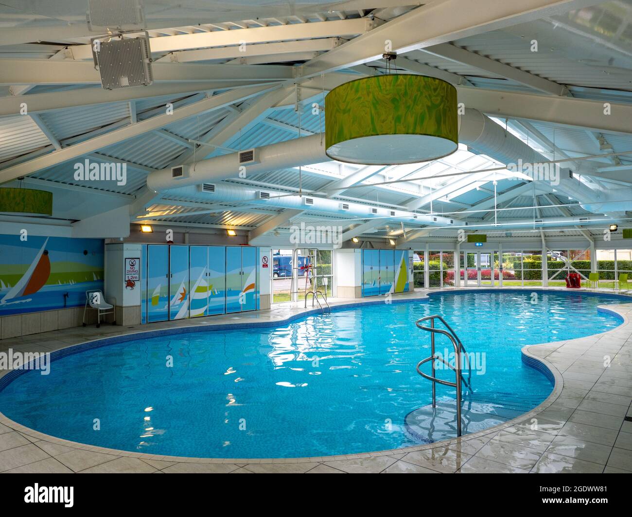La piscina indoor al Haven Weymouth Bay Holiday Park. Foto Stock