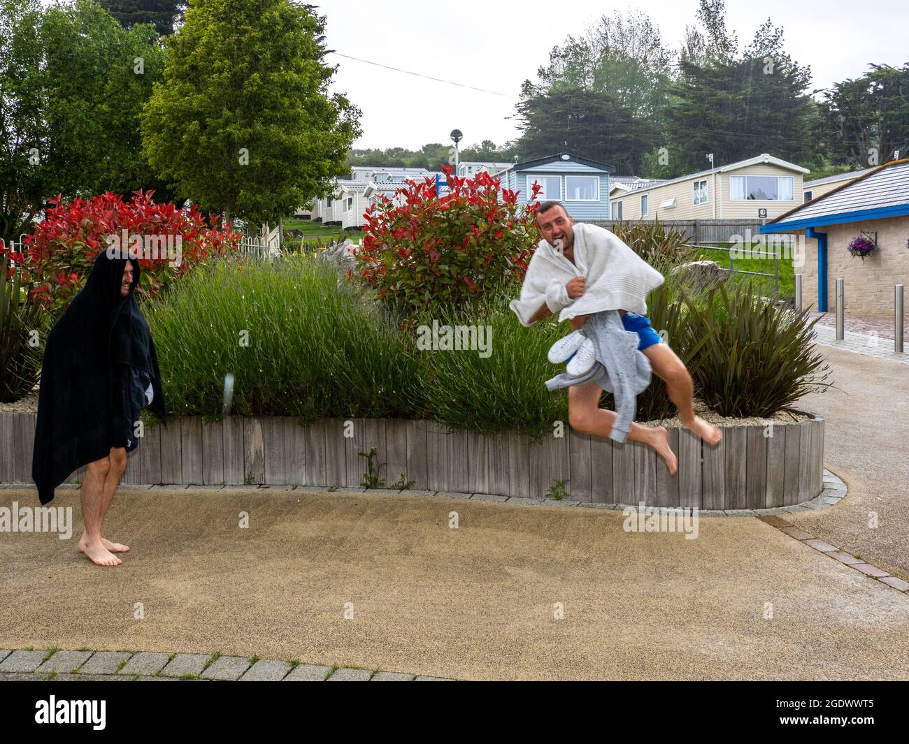 I visitatori della piscina all'aperto dell'Haven Seaview Holiday Park partono sotto la pioggia. Foto Stock