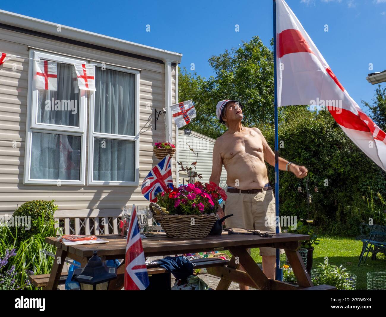 Una bandiera residente e inglese al parco vacanze Haven Weymouth Bay. Foto Stock