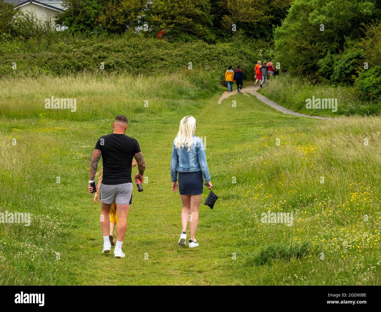 I visitatori sul percorso dalla spiaggia di Weymouth al parco vacanze Seaview Haven. Foto Stock