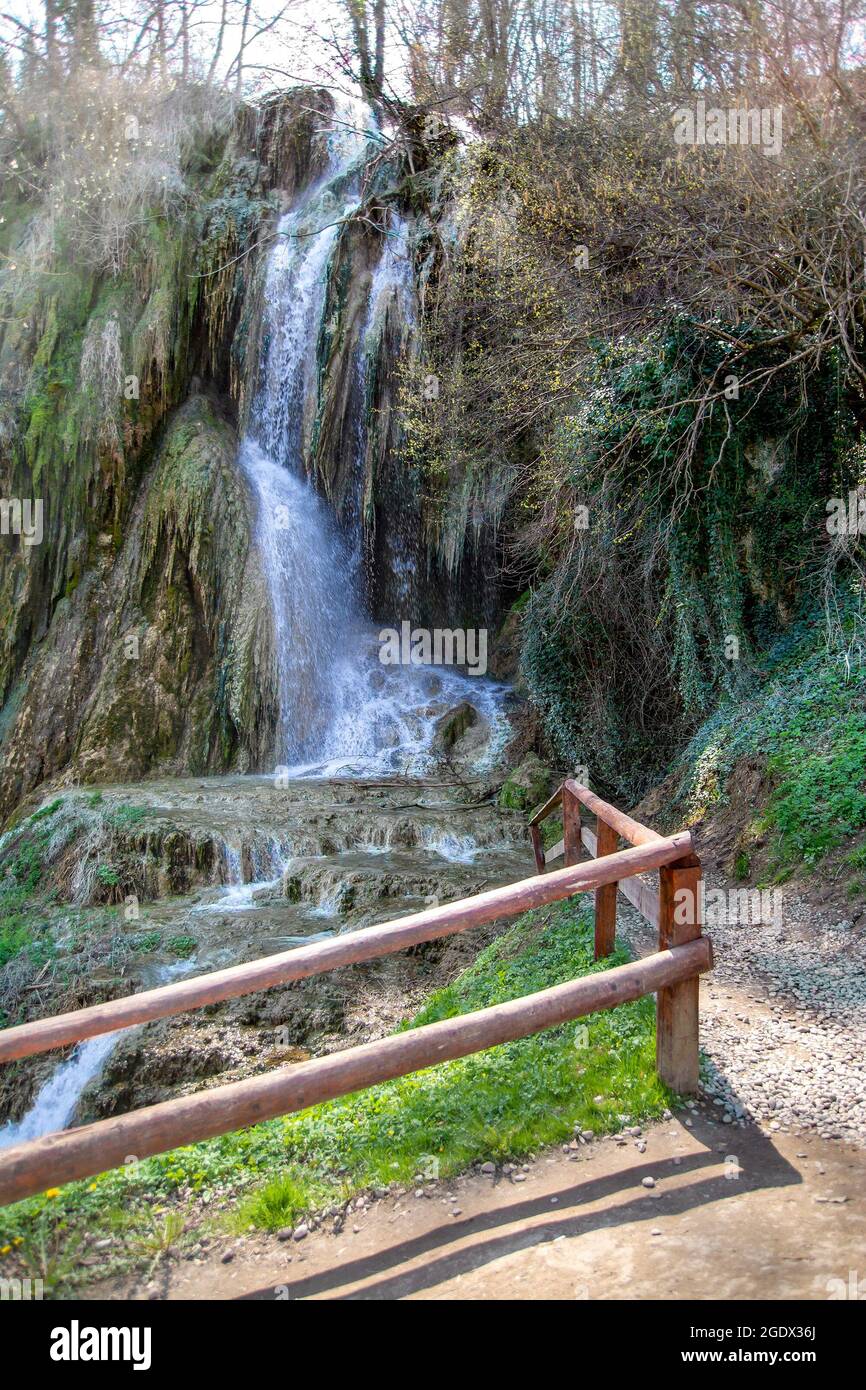 Cascata di acqua termale in Geoagiu, Transilvania, Romania Foto Stock