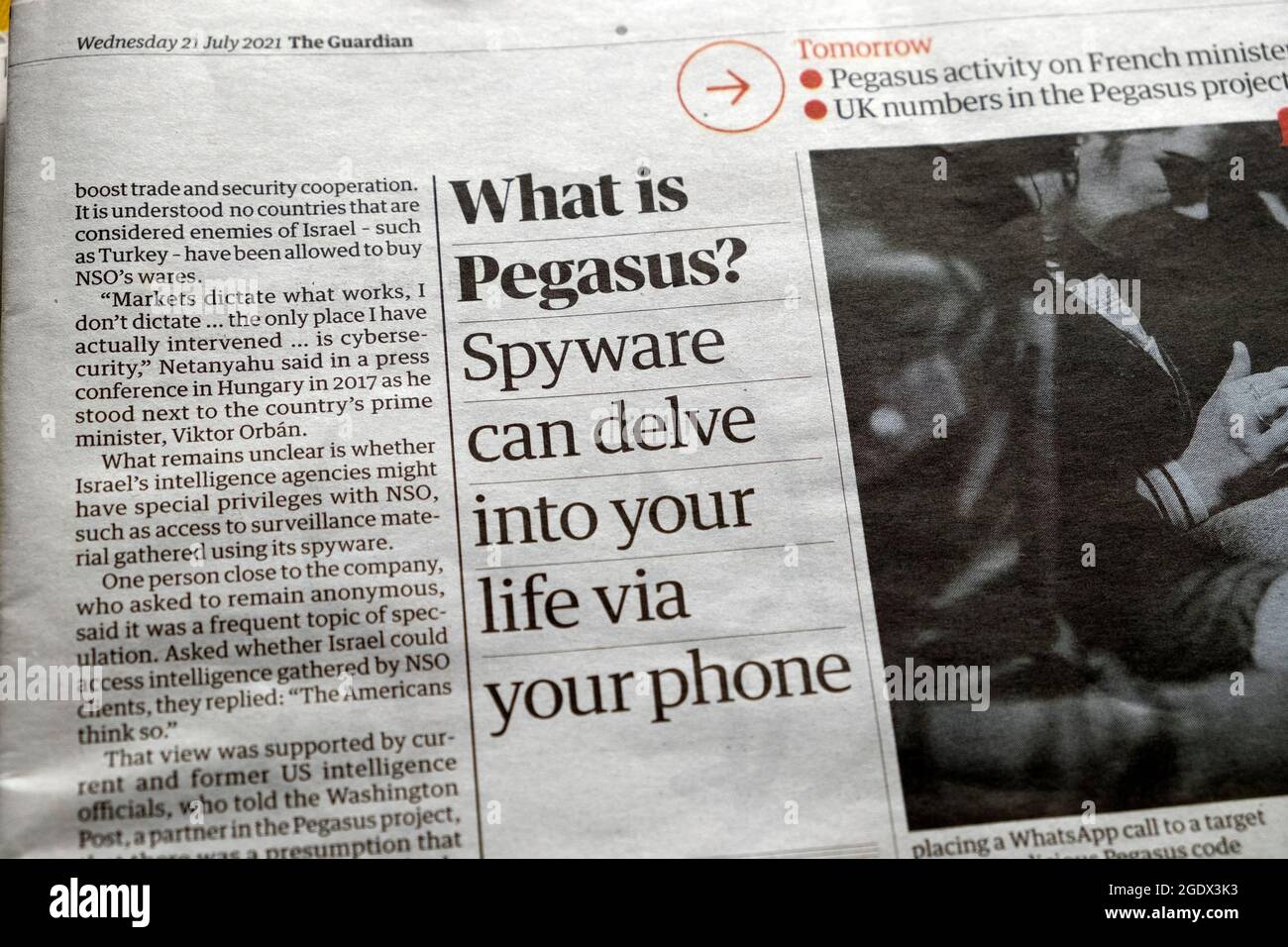 Giornale Guardian titolo articolo sul telefono cellulare il 21 luglio 2021 'Cos'è Pegasus? Lo spyware può tuffarsi nella vostra vita con il vostro telefono ' Londra Inghilterra Regno Unito Foto Stock
