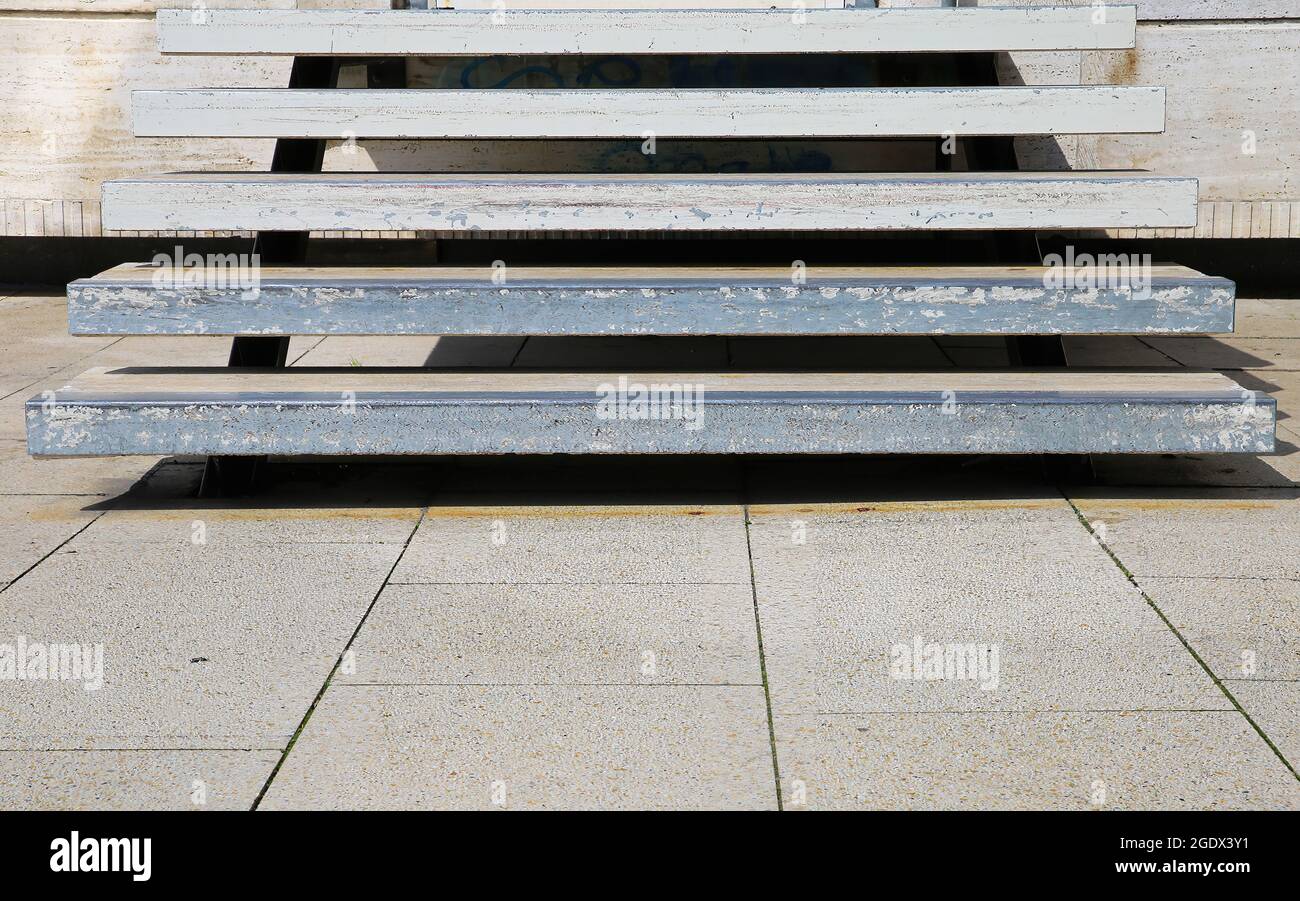 Closeup di semplice bianco isolato scala esterna in cemento con cinque gradini Foto Stock