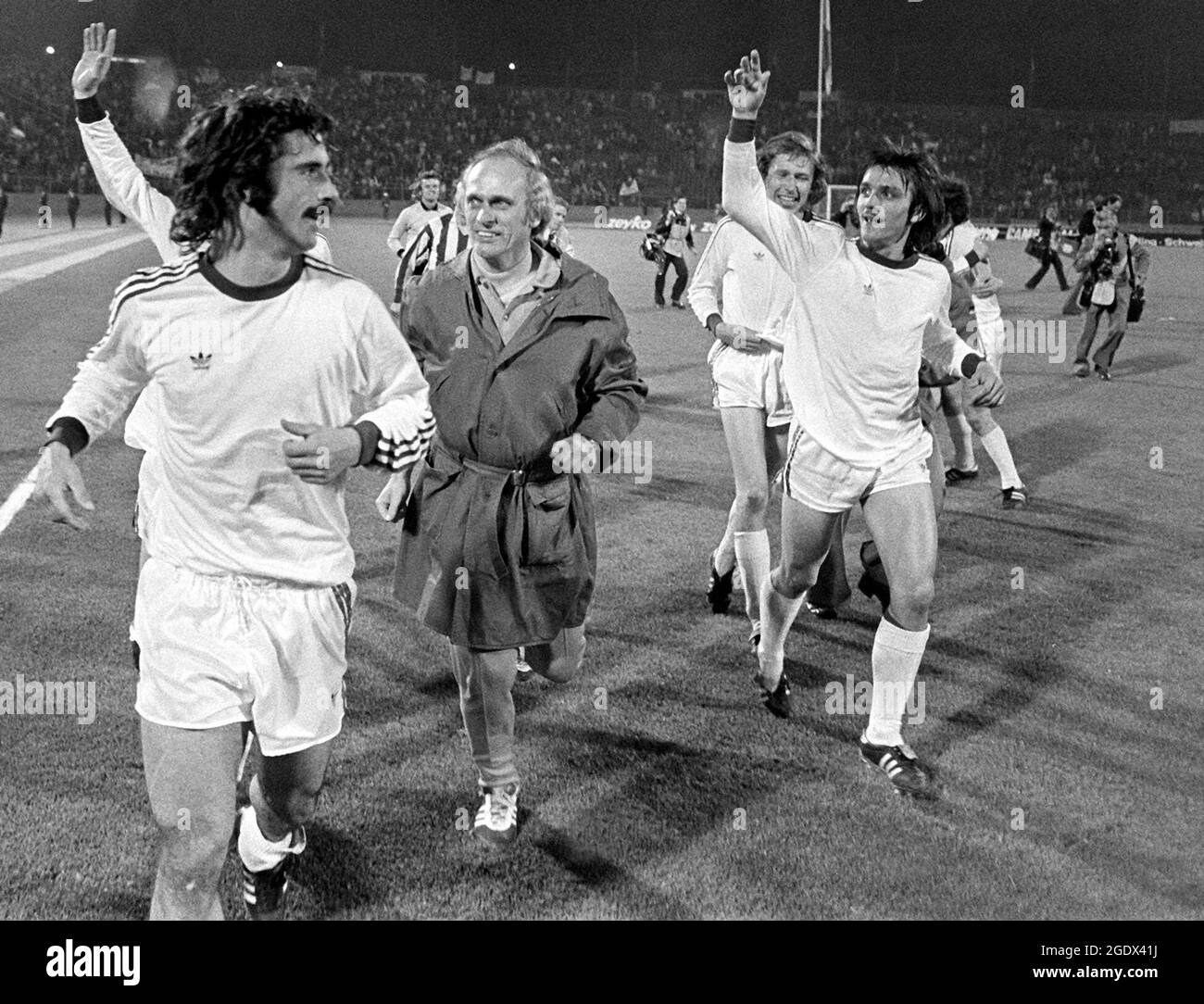 ARCHIVIATO - 17 Maggio 1974, Belgio, Brüssel: Allenatore bayern Udo Lattek (M) festeggia la vittoria su un giro d'onore con le sue cariche Gerd Müller (l), Conny Torstensson (2° da destra, indietro) e Jupp Kapellmann (r, davanti). Il München maggio 1974 il FC Bayern 17 vince la Coppa dei campioni europei Club davanti a 25,000 spettatori allo stadio Heysel di Bruxelles battendo l'Atletico Madrid 4-0 in una finale ripetuta. Due giorni prima, le due parti si erano divise 1-1 dopo un tempo supplementare. (A 'la leggenda di Bayern Gerd Müller è morto') Foto: Werner Baum/dpa Foto Stock