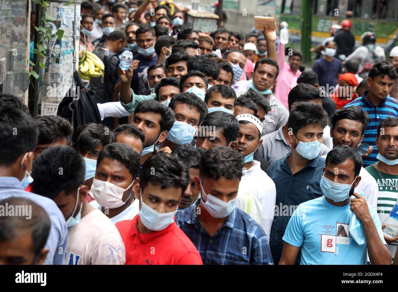 Coda di persone in attesa di controlli sanitari senza rispettare le distanze sociali e i nuovi protocolli di sicurezza tra COVID-19. I passeggeri sono in attesa da mattina . Dhaka, Bangladesh, il 14 agosto 2021. Foto di Maruf Rahman/Eyepix/ABACAPRESS.COM Foto Stock