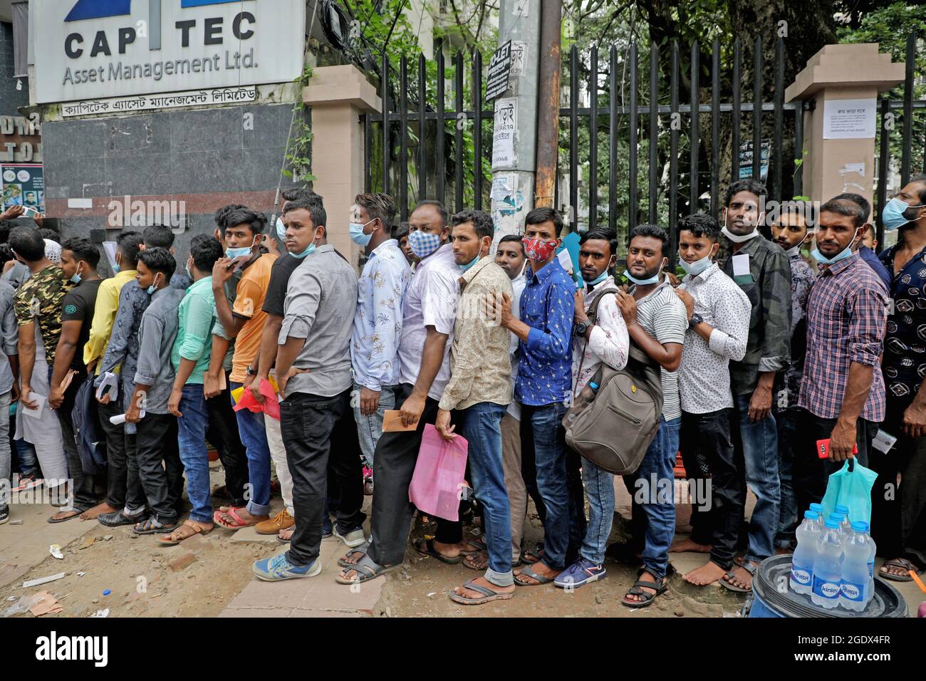 Coda di persone in attesa di controlli sanitari senza rispettare le distanze sociali e i nuovi protocolli di sicurezza tra COVID-19. I passeggeri sono in attesa da mattina . Dhaka, Bangladesh, il 14 agosto 2021. Foto di Maruf Rahman/Eyepix/ABACAPRESS.COM Foto Stock