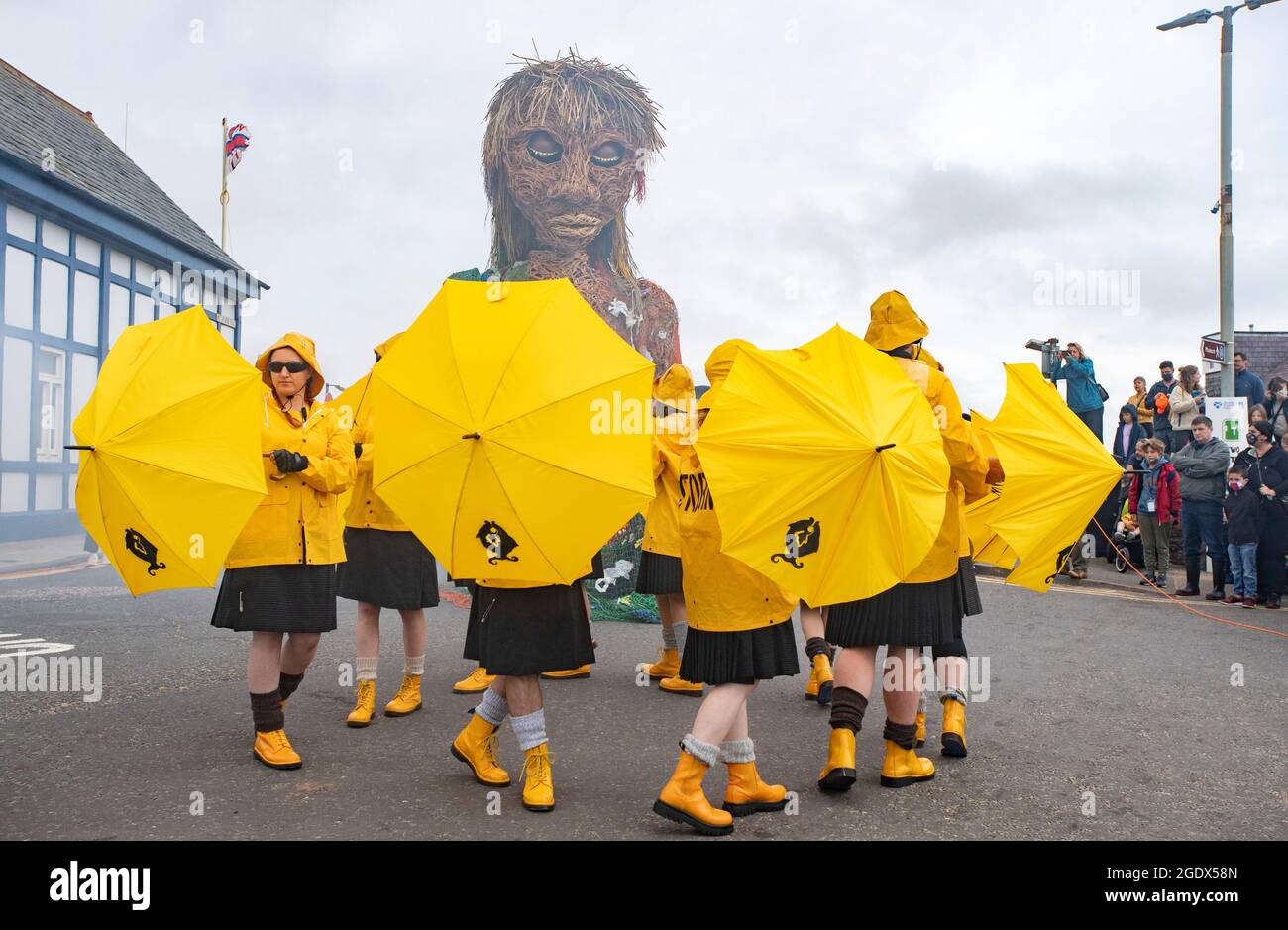 Storm, una marionetta alta dieci metri di una mitica dea del mare creata dalla società di teatro visivo Vision Mechanics, con sede a Edimburgo, si snoda lungo il lungomare di North Berwick, East Lothian, durante uno spettacolo al festival Fringe by the Sea. Data immagine: Domenica 15 agosto 2021. Foto Stock