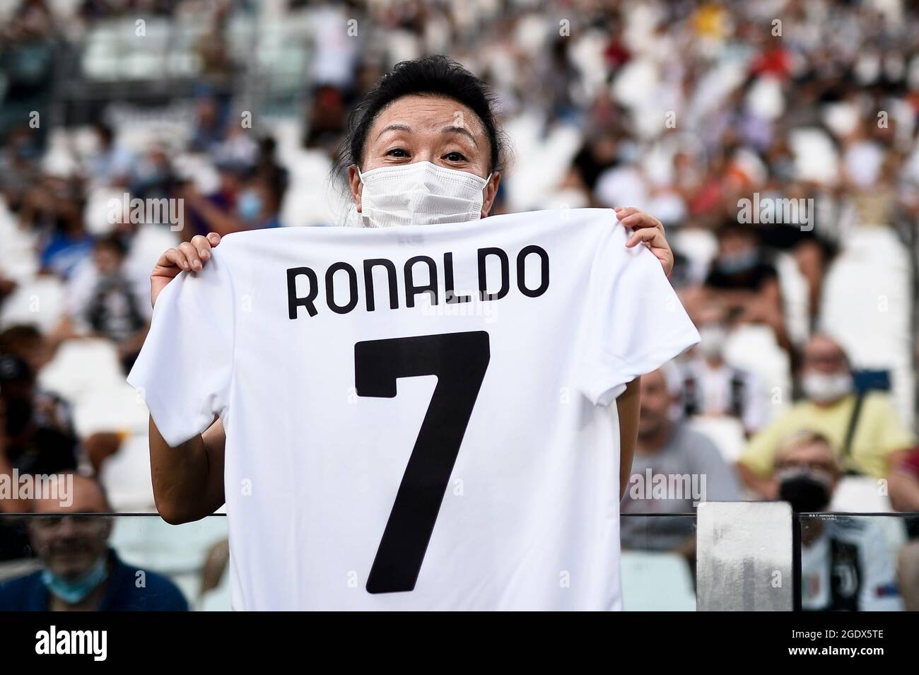 Torino, Italia. 14 agosto 2021. Un fan ha una maglia Cristiano