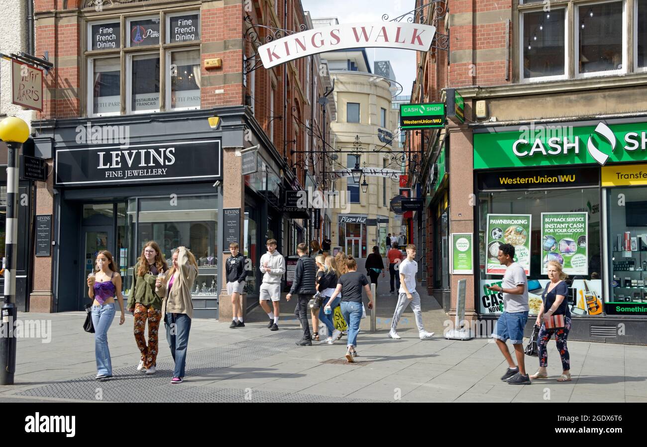 Molte persone a King's Walk, Nottingham Foto Stock