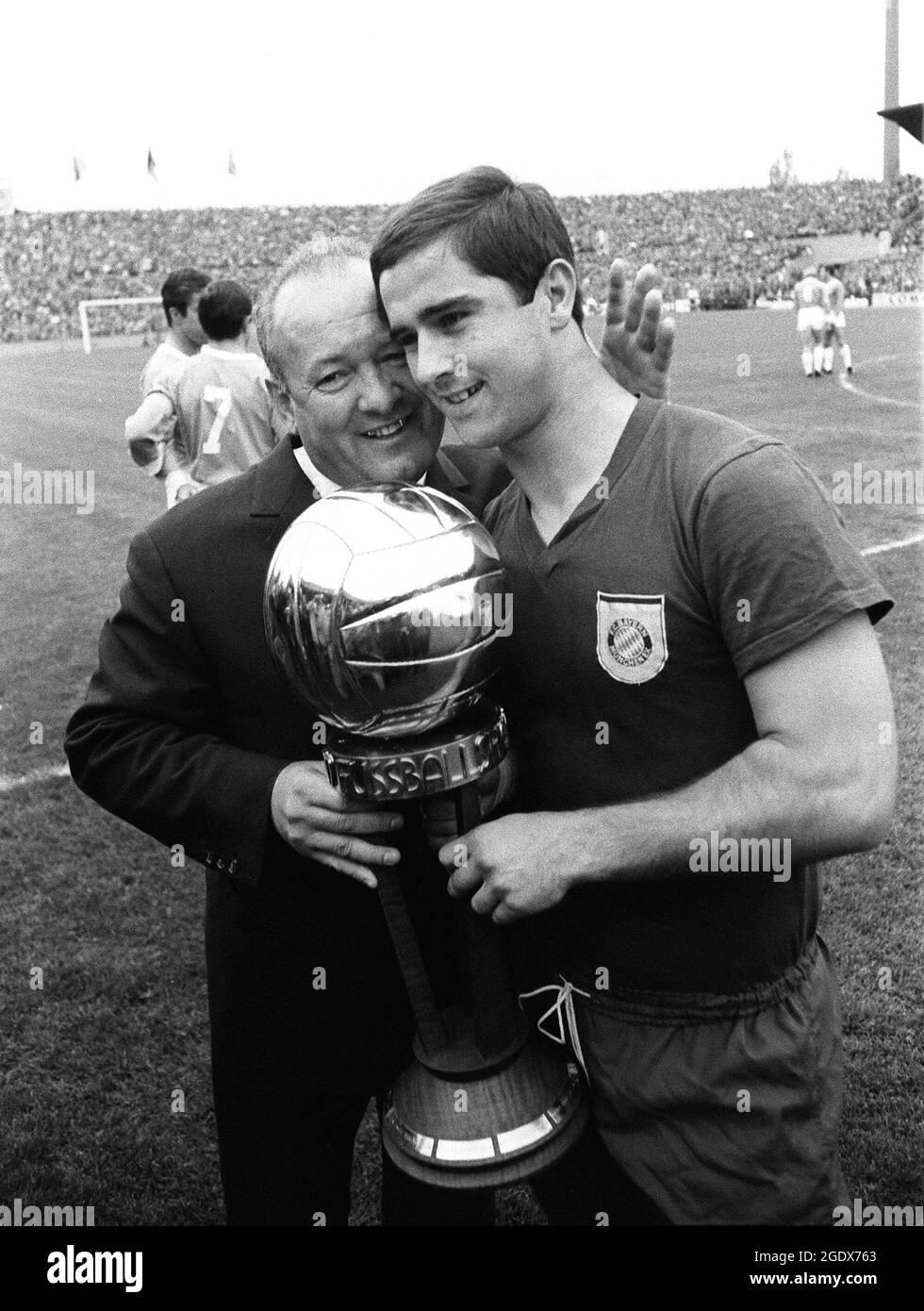 IMMAGINE FILE: 15 agosto 2021. La leggenda del calcio Gerd Mueller è morta all'età di 75 anni. La leggenda del calcio Gerd MUELLER morì all'età di 75 anni. Archivio foto; allenatore Tschik CAJKOVSKI, Jugoslavia, calcio, allenatore, FC Bayern Monaco, con Gerd MUELLER (r.), Germania, che ha ricevuto il trofeo 'calciatore dell'anno'; mezza figura, Qf .; registrazione B&W Credit: dpa picture Alliance/Alamy Live News Foto Stock