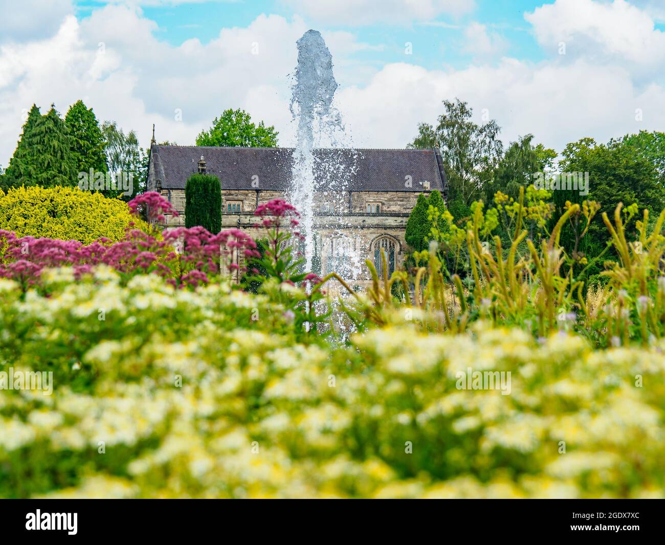 Trentham Gardens & Estate, Stoke on Trent, Staffordshire. Pleasure Grounds e giardini all'italiana di Capability Brown. Chiesa Parrocchiale di Trentham Foto Stock