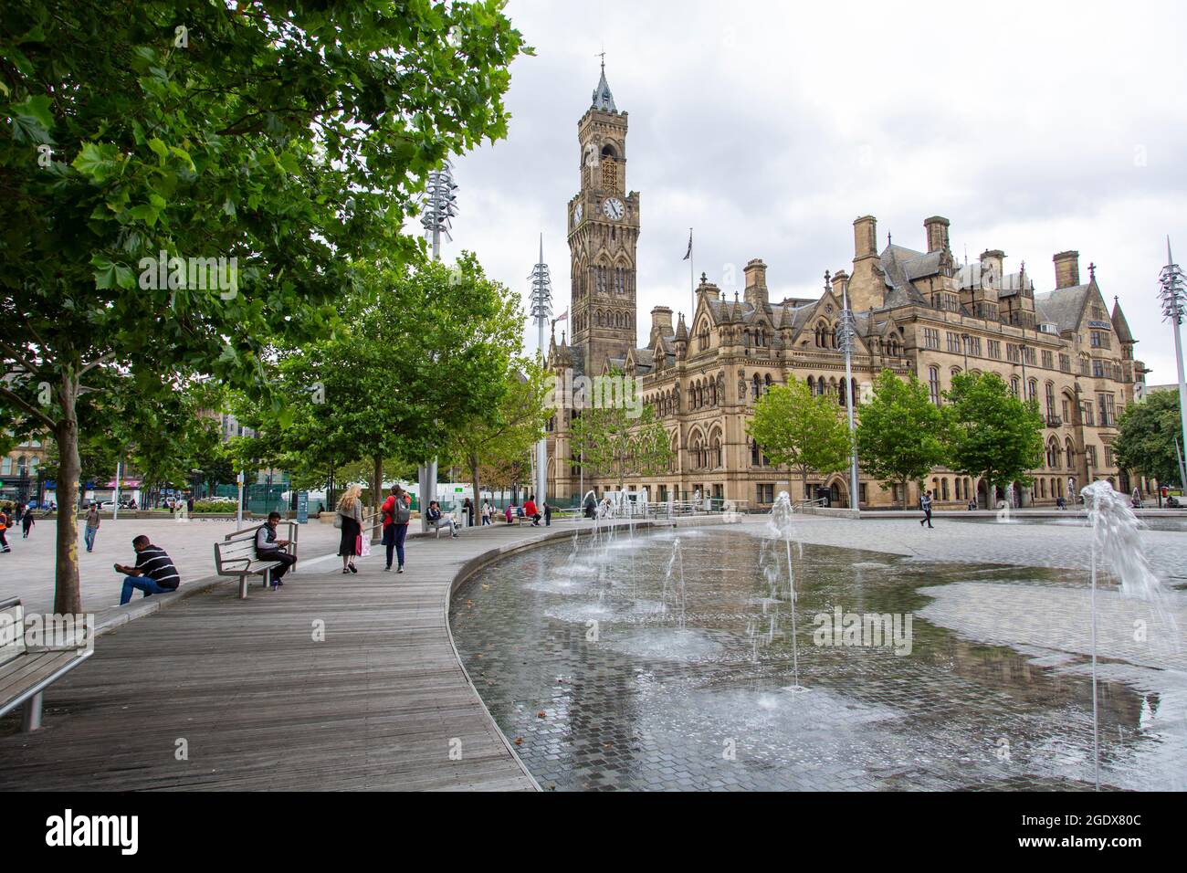Bradford City Hall e Centenary Square con le sue fontane, West Yorkshire, Inghilterra Regno Unito Foto Stock