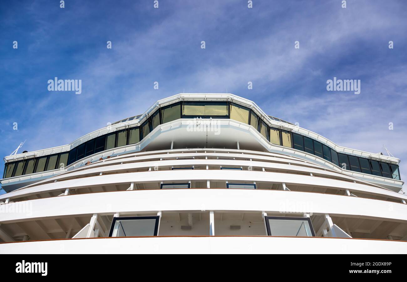 South Coast, UK - 3 agosto 2021: Il ponte e i balconi anteriori della nave da crociera più grande della Gran Bretagna, l'Iona. Di proprietà di Carnival UK e vela per il Foto Stock